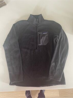 Patagonia Black 1/4 zip . Chest Pocket Panel with Logo. Lightweight .